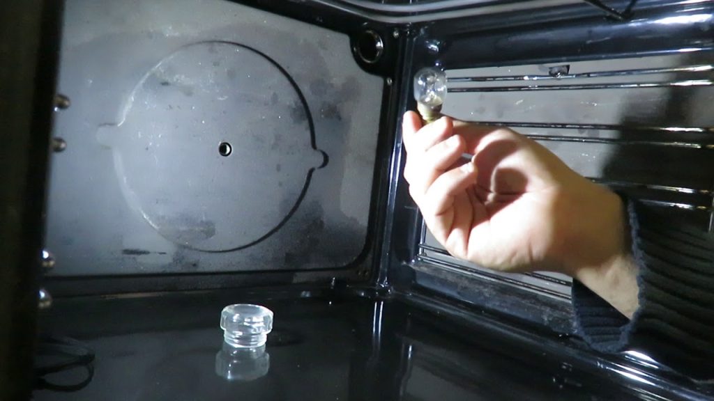 Cómo sustituir la bombilla interior del horno