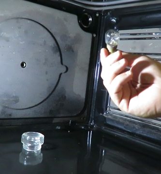 Cómo sustituir la bombilla interior del horno
